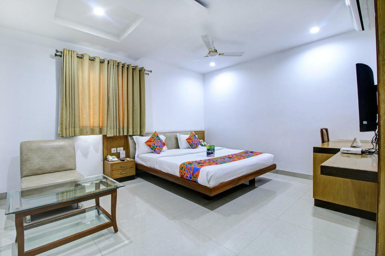 Fabhotel Syberitic Suites Gachibowli - Fully Vaccinated Staff Kondapur  Exterior foto